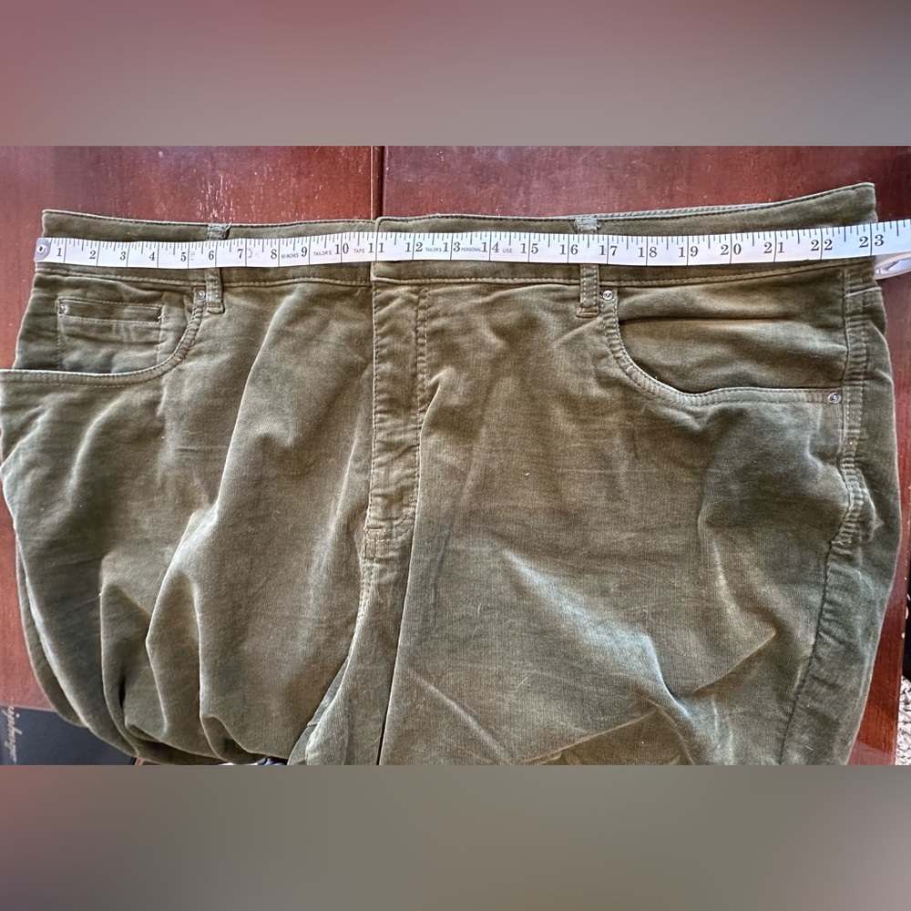 Kut from the Kloth "Karen" baby bootcut Olive corduroy jeans - Picture 9 of 9